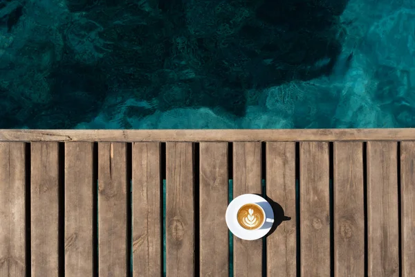 Xícara Café Chão Madeira Pela Praia — Fotografia de Stock