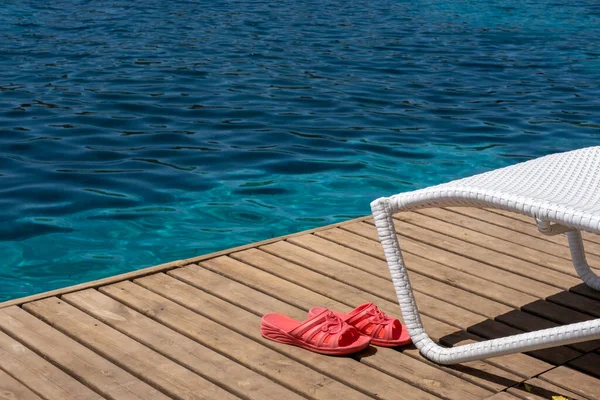 Strandschuhe Die Auf Holzboden Meer Stehen — Stockfoto