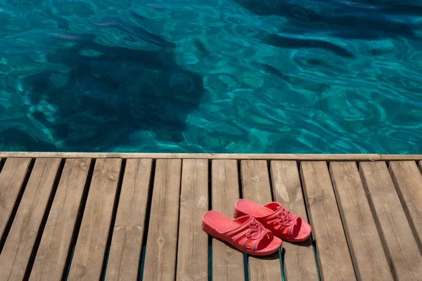 Pantofole Spiaggia Piedi Sul Pavimento Legno Riva Mare — Foto Stock