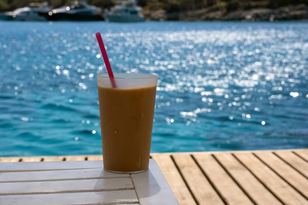 Caneca Café Frio Chão Madeira Pela Praia — Fotografia de Stock