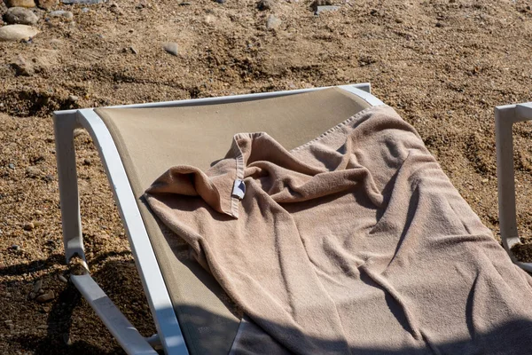 Ręcznik Plażowy Leżaku Przy Plaży — Zdjęcie stockowe