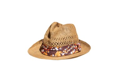 Hasır şapka izole beyaz zemin üzerine