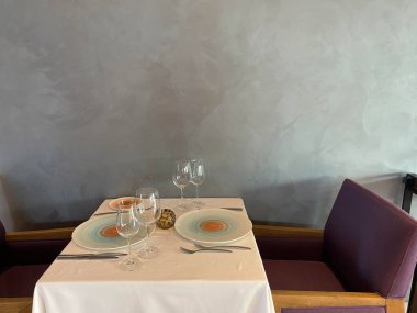 Masadaki en üstteki boş tabak