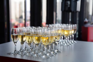 Şampanya kadehleri masanın üstünde duruyor.