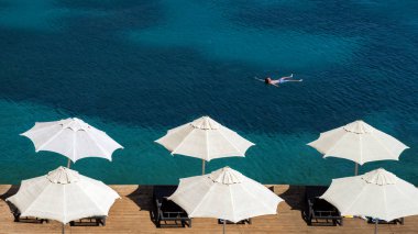 Denizde yüzen adam, tatil konsepti.