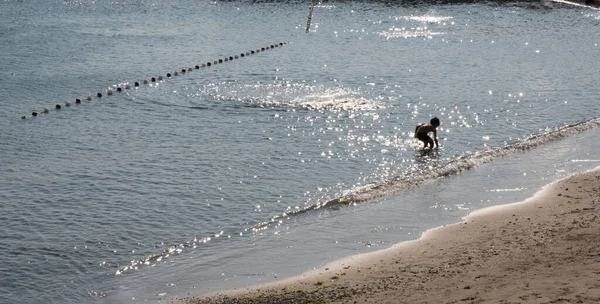 Αγόρι Στέκεται Δίπλα Στη Θάλασσα Στην Παραλία — Φωτογραφία Αρχείου