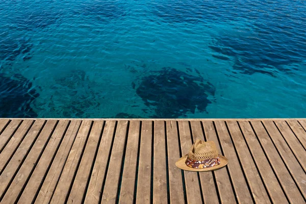 Strohhut Steht Auf Holzboden Meer Urlaubskonzept — Stockfoto