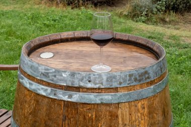 Şarap fıçısında şarap kadehi, ön manzara.