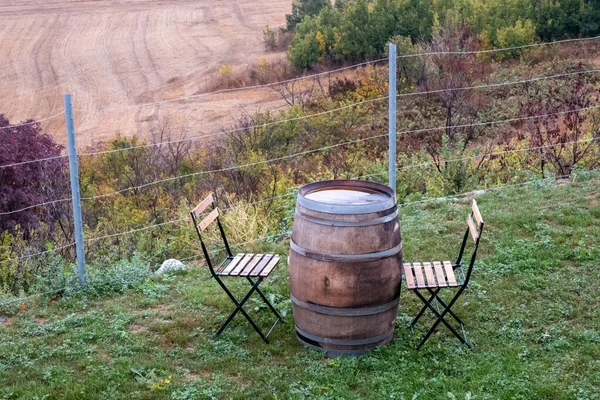 Wijnvat Houten Stoel Achtergrond — Stockfoto