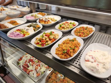 Lokantanın tezgahında aperatifler ve salatalar sıraya dizildi.