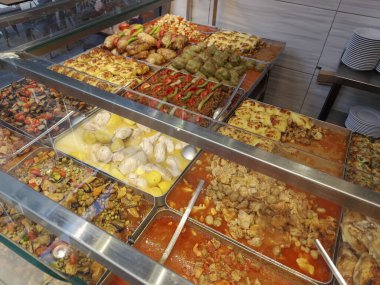 Ev Yapımı Yemekler, Satılık Restoran 'daki büyük tepsilerde servis ediliyor. Geleneksel Türk yemekleri.