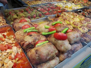 Ev Yapımı Yemekler, Satılık Restoran 'daki büyük tepsilerde servis ediliyor. Geleneksel Türk yemekleri.
