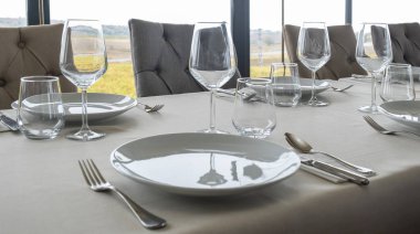 Restoranda yemek masası kurulmuş. Kapatın.