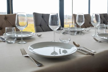 Restoranda yemek masası.