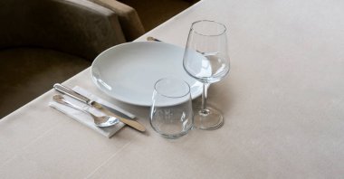 Restoranda yemek masası.