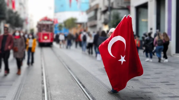 Taksim Meydanı Nda Elinde Türk Bayrağı Tutan Adam Seçici Odak — Stok fotoğraf