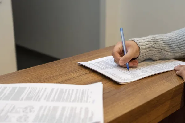 Hand Vrouw Het Invullen Van Een Formulier Het Kantoor — Stockfoto