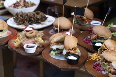 Fast food 'lar masanın üstünde, en üstte. 