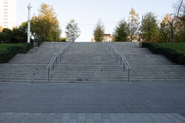 Şehir merkezinde boş taş merdiven var.