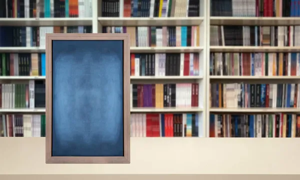 Leere Kreidetafel Auf Holzboden Stehend Vor Bücherregalhintergrund — Stockfoto