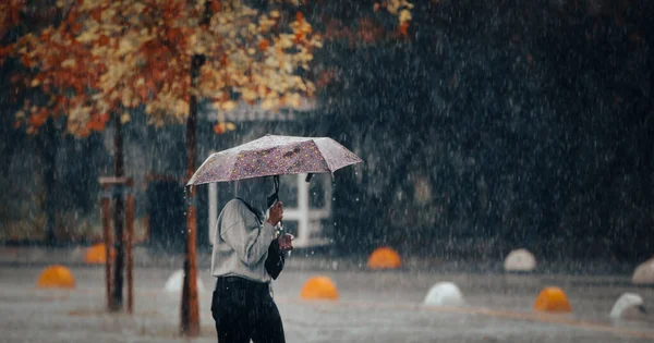 Mujer Sosteniendo Paraguas Caminando Tiempo Lluvioso — Foto de Stock