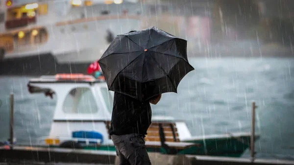 Uomo Che Tiene Ombrello Riva Mare Giorno Pioggia — Foto Stock