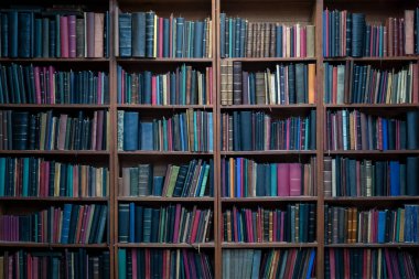 Kitap rafı arkaplanı. Kütüphanenin içindeki eski kitaplara bakınız