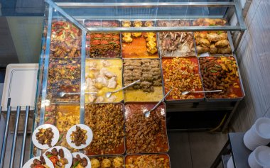 Ev Yapımı Yemekler, Satılık Restoran 'daki büyük tepsilerde servis ediliyor. Geleneksel Türk yemekleri.