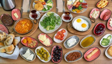 Kahvaltı masası. Geleneksel Türk Kahvaltı Masası (Serpme Kahvalti). Türk usulü kahvaltı.