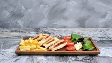 Ahşap servis tabağında tost mermer arka planda