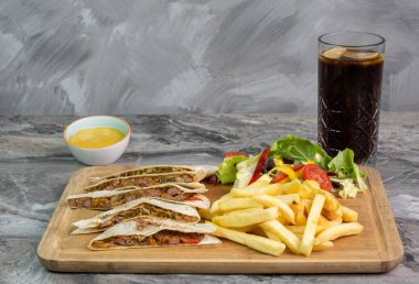 Etli dürüm, patates kızartmasıyla servis edilen tortilla ekmeği.