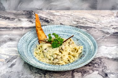 Fettuccine Alfredo Makarnası mermer zeminde