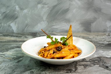 Domates soslu makarna. Üst görünüm