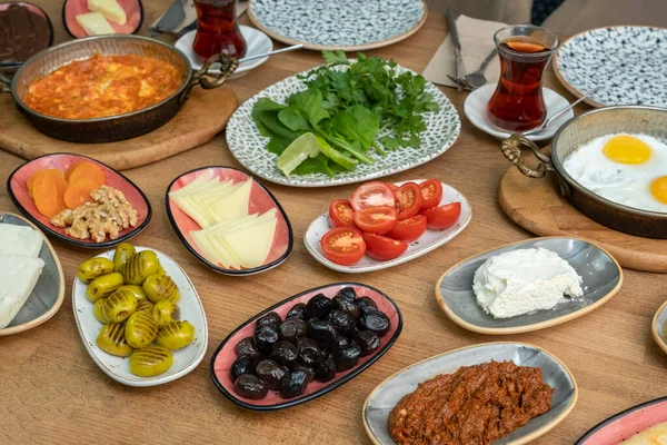 Ontbijt Tafel Traditionele Turkse Ontbijttafel Serpme Kahvalti Turks Ontbijt — Stockfoto