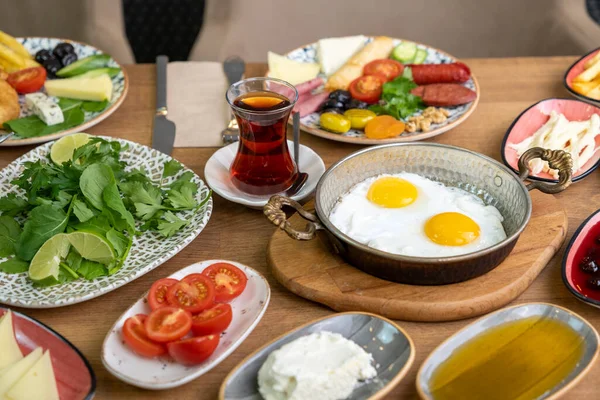 Ontbijt Tafel Traditionele Turkse Ontbijttafel Serpme Kahvalti Turks Ontbijt — Stockfoto