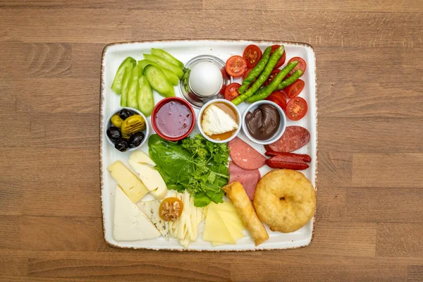 Kahvaltı tabağı. Geleneksel Türk kahvaltısı