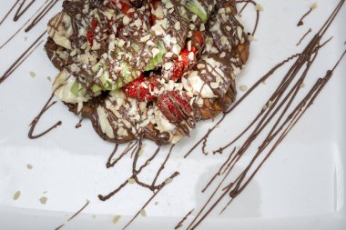 Çilekli Belçika waffle 'ı, yaban mersini ve şurup.