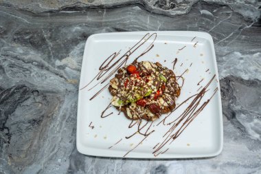 Çilekli Belçika waffle 'ı, yaban mersini ve şurup.