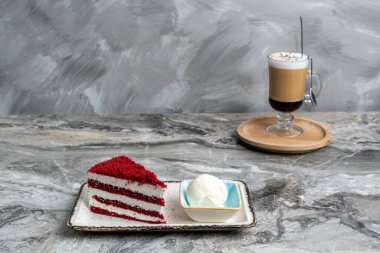 Servis tabağında bir dilim cheesecake.