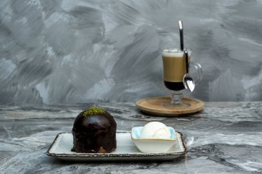 Mermer zeminde bir dilim pasta