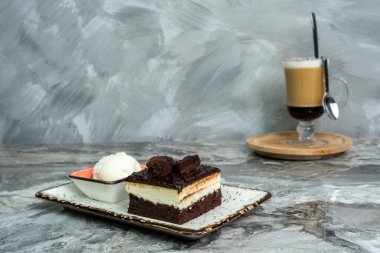 Mermer zeminde bir dilim pasta