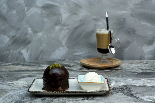 Mermer zeminde bir dilim pasta