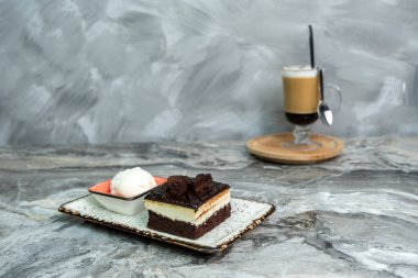 Mermer zeminde bir dilim pasta