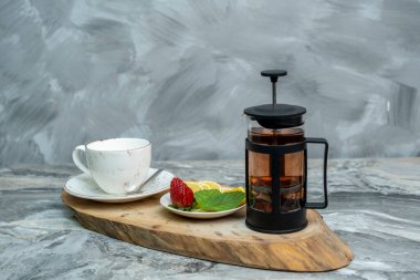 Tahta servis tabağında bitki çayı.