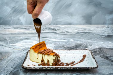 Mermer zeminde San Sebastian Cheesecake