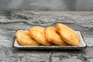 Kızarmış hamur. Geleneksel Türk kahvaltı yemekleri (pisi)