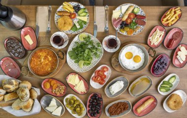 Kahvaltı masası. Geleneksel Türk Kahvaltı Masası (Serpme Kahvalti). Türk usulü kahvaltı.