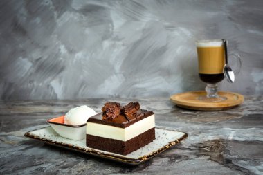 Mermer zeminde bir dilim pasta