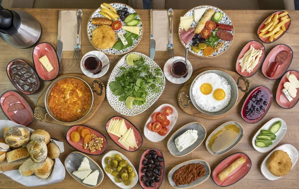 Kahvaltı masası. Geleneksel Türk Kahvaltı Masası (Serpme Kahvalti). Türk usulü kahvaltı.