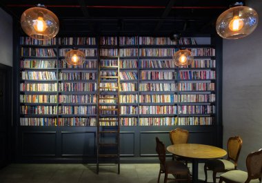 Kitap rafında duran tahta merdiven, ön manzara.